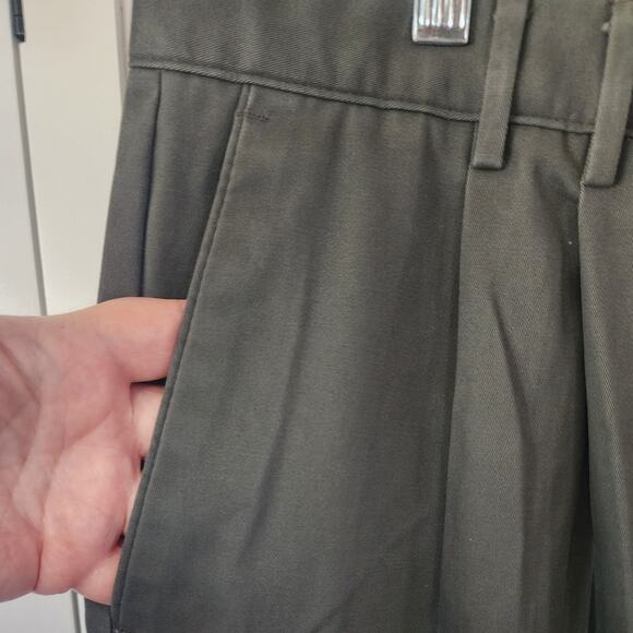 Dockers Khakis Men's Gray Pleated Front Cuffed Hem Pants W42 L 32 - Picture 5 of 7